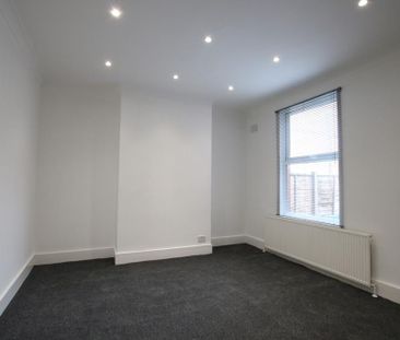 3 bedroom flat to rent - Photo 2