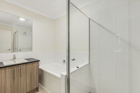 38 Fitzgerald Circuit, Wyreema QLD 4352 - House For Rent | Domain - Photo 3