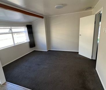 Island Bay 4BR Family Home - Photo 3