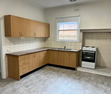 Three bedroom home in the heart of Sunshine - Photo 4