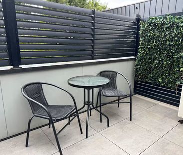 BRILLIANTLY POSITIONED PARTIALLY FURNISHED MODERN APARTMENT - Photo 3