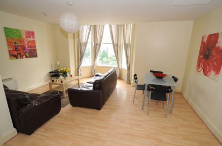 MODERN 3 BEDROOM STUDENT APARTMENT NEAR UNIVERSITY OF SCARBOROUGH - Photo 2