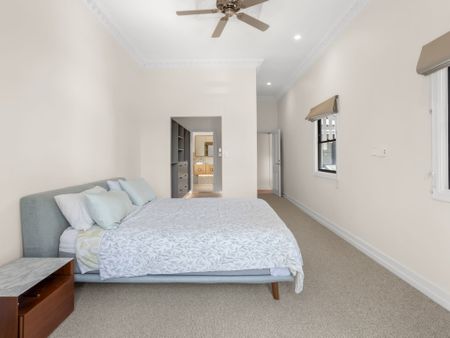 Executive waterfront home - Photo 4