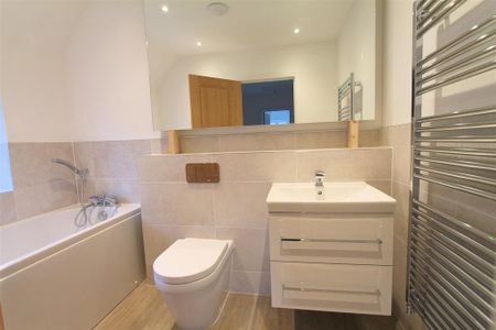 4 bedroom semi-detached house to rent - Photo 4