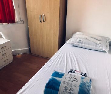 Room in a Shared Flat, London, E13 - Photo 3