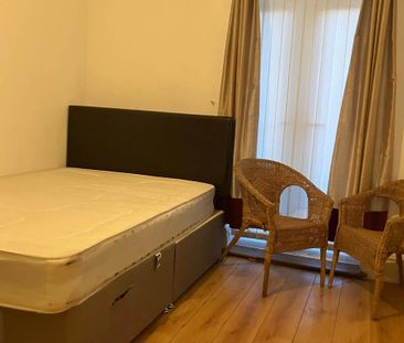 4 bedroom end of terrace house to rent - Photo 1