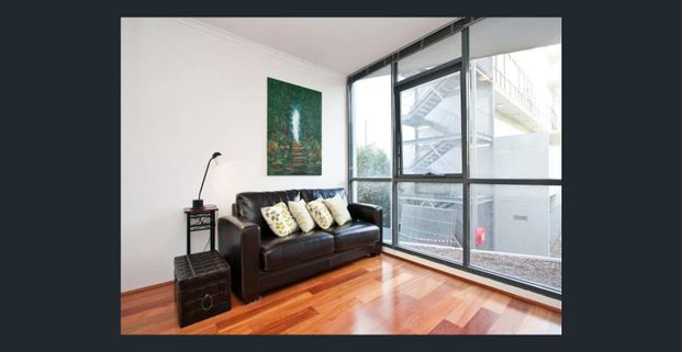 🏡 Fully Furnished-Modern Split-Level 2 Bedroom Townhouse Style Apartment for Rent - Photo 1