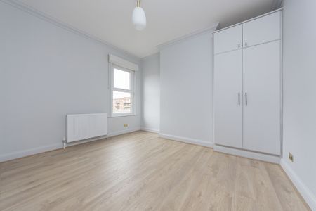 Exceptional 3 bed 2 bath apartment TO LET in Raynes Park - Photo 2