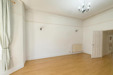 2 bedroom ground floor flat to rent - Photo 2