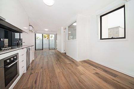 Delightful 1 Bedroom Apartment With Study! - Photo 2