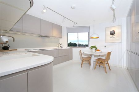 A spectacular recently refurbished 3 bedroom 2 bathroom apartment in a purpose built portered building. EPC rating C - Photo 5