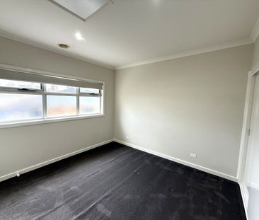 Modern 3 Bedroom Townhouse with Double Garage - Photo 3