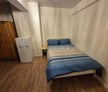 1 bedroom in a flat share to rent - Photo 3