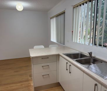 Spacious & Modern 2-Bedroom Apartment - Prime Corrimal Location - Photo 3