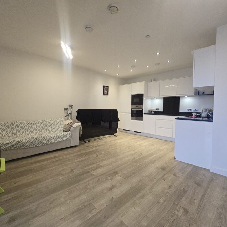 Lakeside Drive, NW10, London - Photo 1