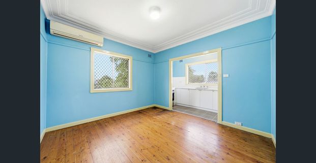 4 Bedroom house close to the train station and the school - Photo 1