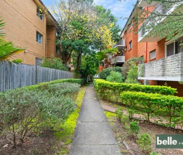 Spacious One Bedroom Studio in the Heart of Ashfield! - Photo 2