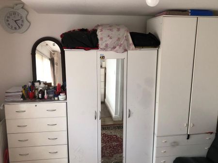 3 bedroom flat to rent - Photo 3