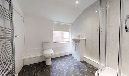 Four Bedroom House in the City Centre - Photo 3