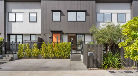 Modern 2021 built 3 bed, 1 bath with carpark - Photo 3