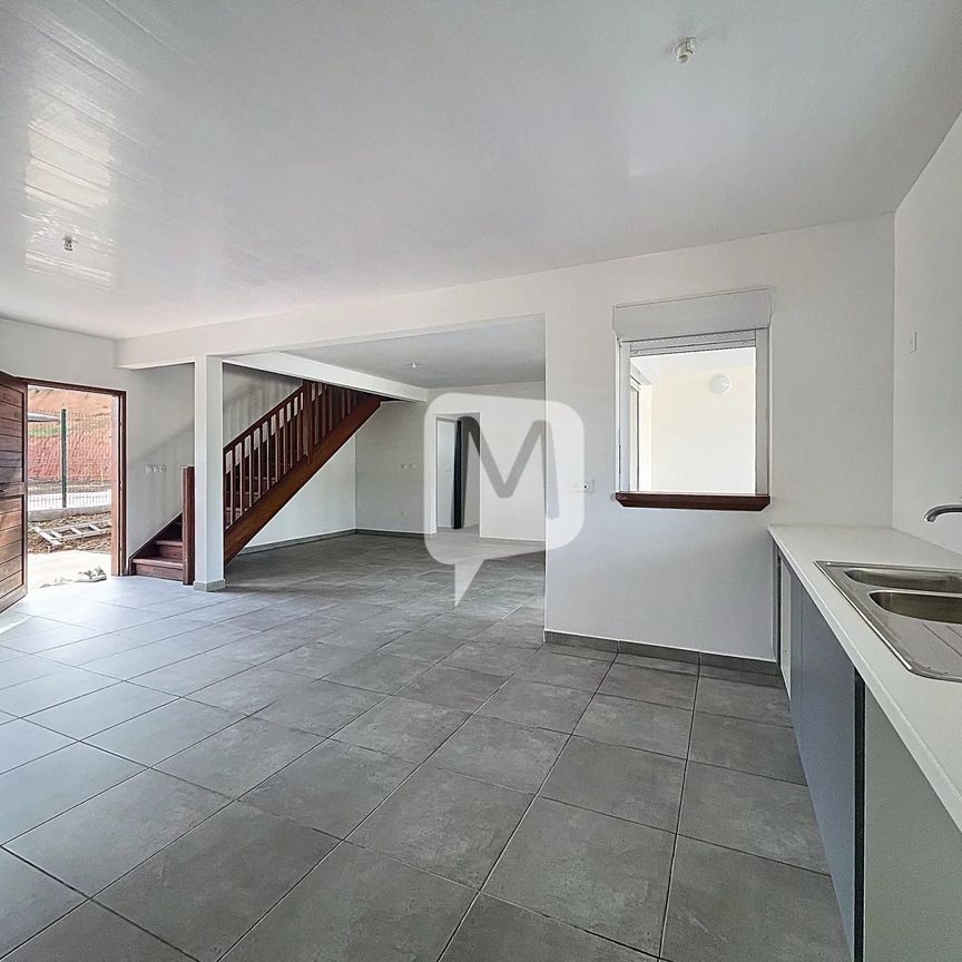 Location Maison 5 pièces 133m² REMIRE MONTJOLY 97354 - Photo 1