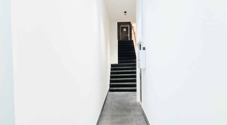 Fully Furnished studio apartment in the Empire Building - Photo 2