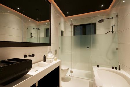 A beautifully presented lateral three bedroom apartment to rent in Knightsbridge, SW1. - Photo 2