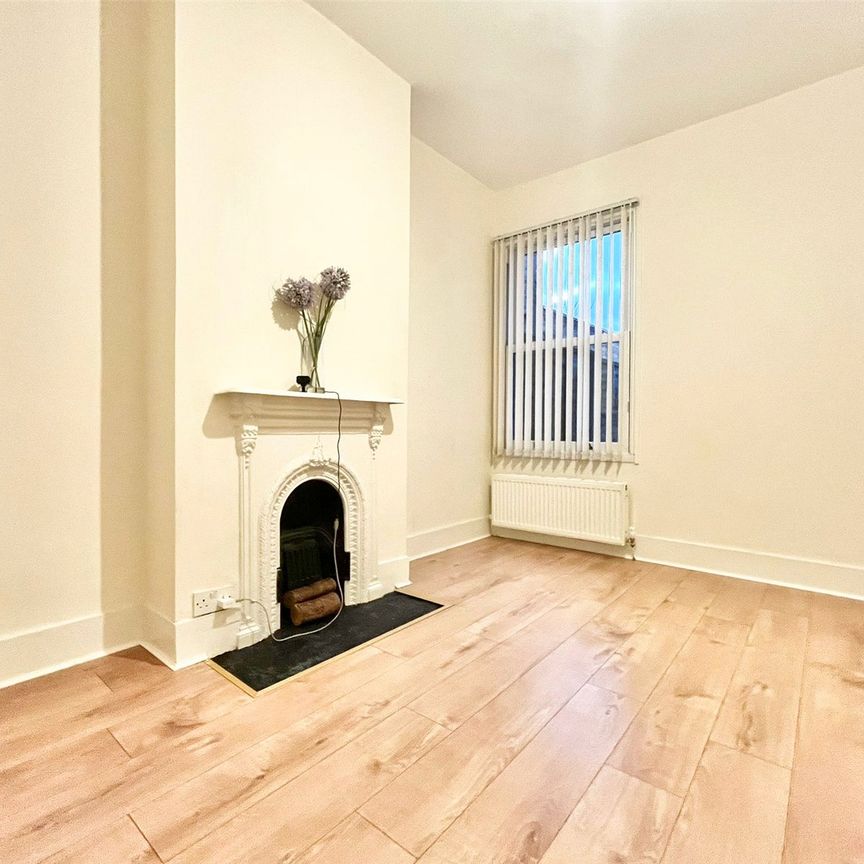 Alexandra Road, Hounslow, TW3 4HN - Photo 1