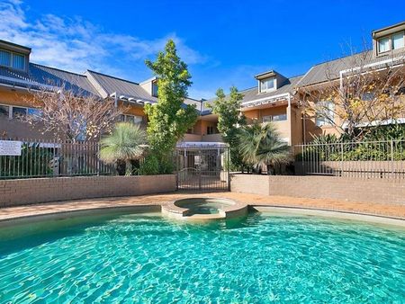 Split level loft style apartment - Photo 5