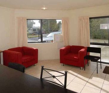 Furnished Studio Room in Hillcrest - Quiet Street - Photo 2