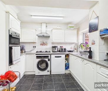 4 bedroom semi-detached house to rent - Photo 2