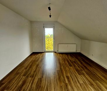 gemütliche Dachgeschoss-Wohnung in einer ruhiger Wohngegend - Photo 2