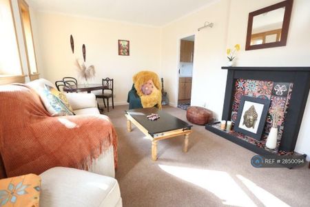 1 bedroom in a house share to rent - Photo 2