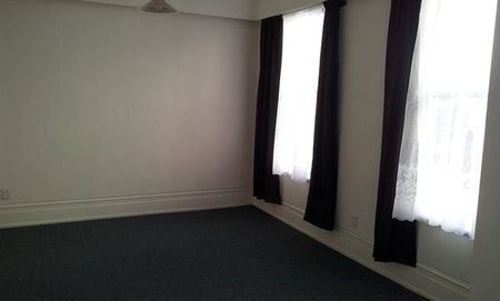 City Living at Its Best – Spacious 2-Bedroom Flat - Photo 2