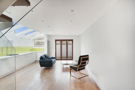 3 bedroom flat to rent - Photo 4