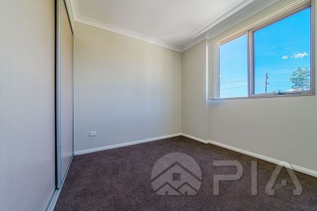 Spacious 2 Bedroom Apartment with 2 Car Spaces For Lease!! - Photo 2