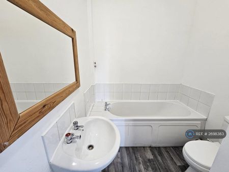 2 bedroom flat to rent - Photo 5