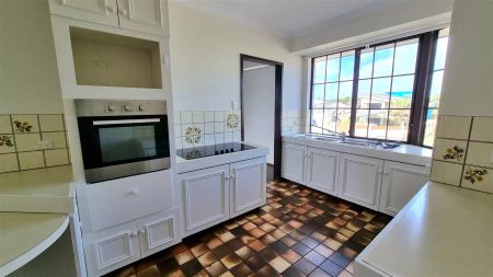 “Charming Beachside Family Home with swimming pool” - Photo 3
