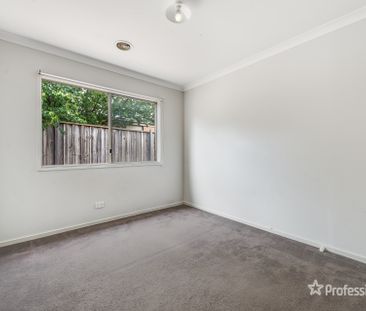 33 Evadene Drive, Tarneit VIC - Photo 2