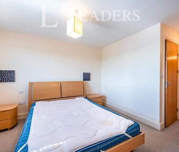 2 bedroom flat to rent - Photo 2