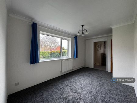 4 bedroom semi-detached house to rent - Photo 4