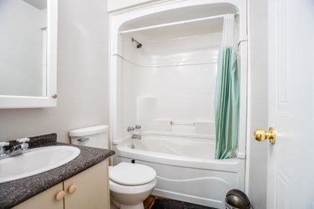 For Lease - 5563 Lockengate Court, Mississauga, Ontario - Photo 5