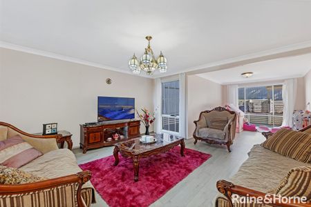 Spacious Family Home in a Prime Thornleigh Location - 46 Livingstone Way - Photo 2