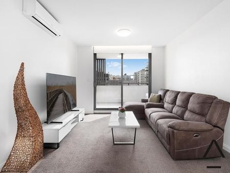 Conveniently Located, Designer And Oversized One Bedroom Plus Car Space & Storage Cage Apartment, Moments To All Amenities - Photo 2