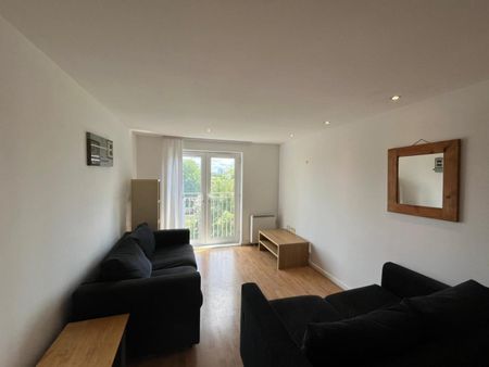 2 bedroom Flat To Let - Photo 2