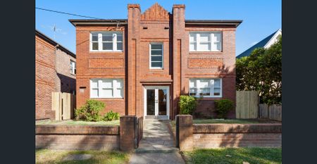 Immaculate Garden Apartment with Lock up Garage - Photo 5