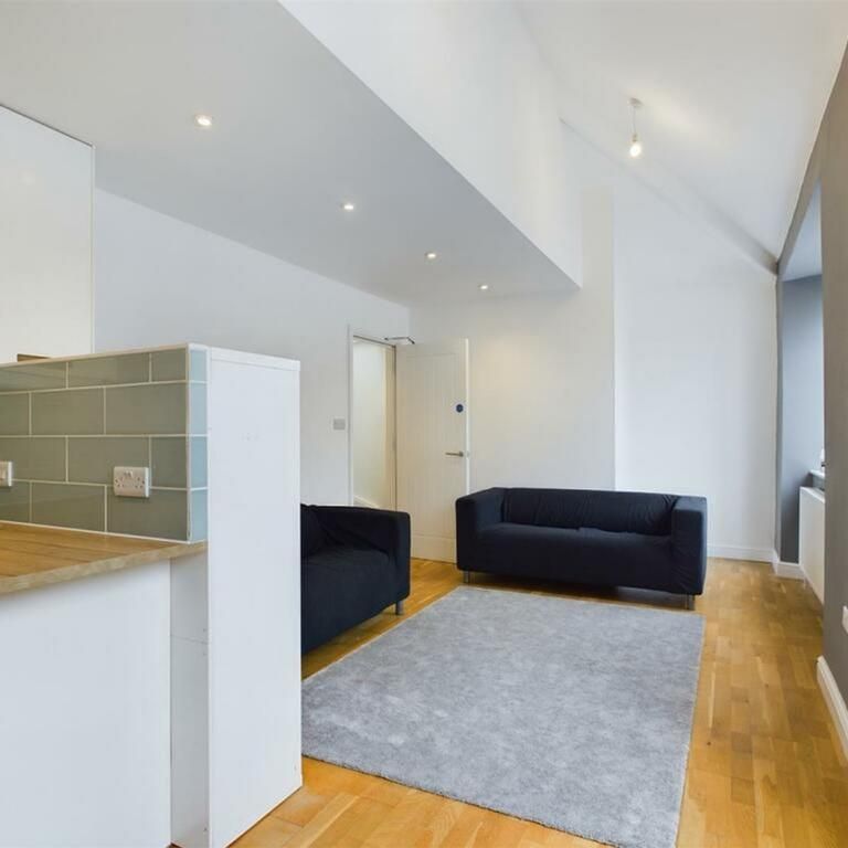 4 bedroom flat to rent - Photo 1