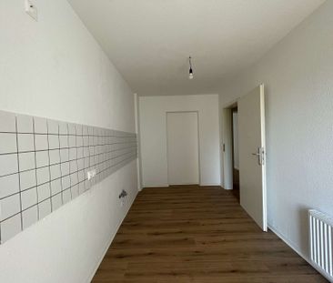 Sanierte 3 Zimmerwohnung mit neuem Fußboden + Südbalkon! - Photo 1