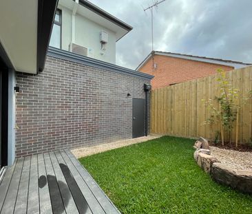 Meticulously designed town residence - Photo 2