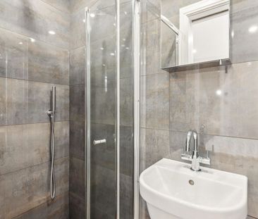 A beautifully presented five-bedroom townhouse with a private garde... - Photo 5
